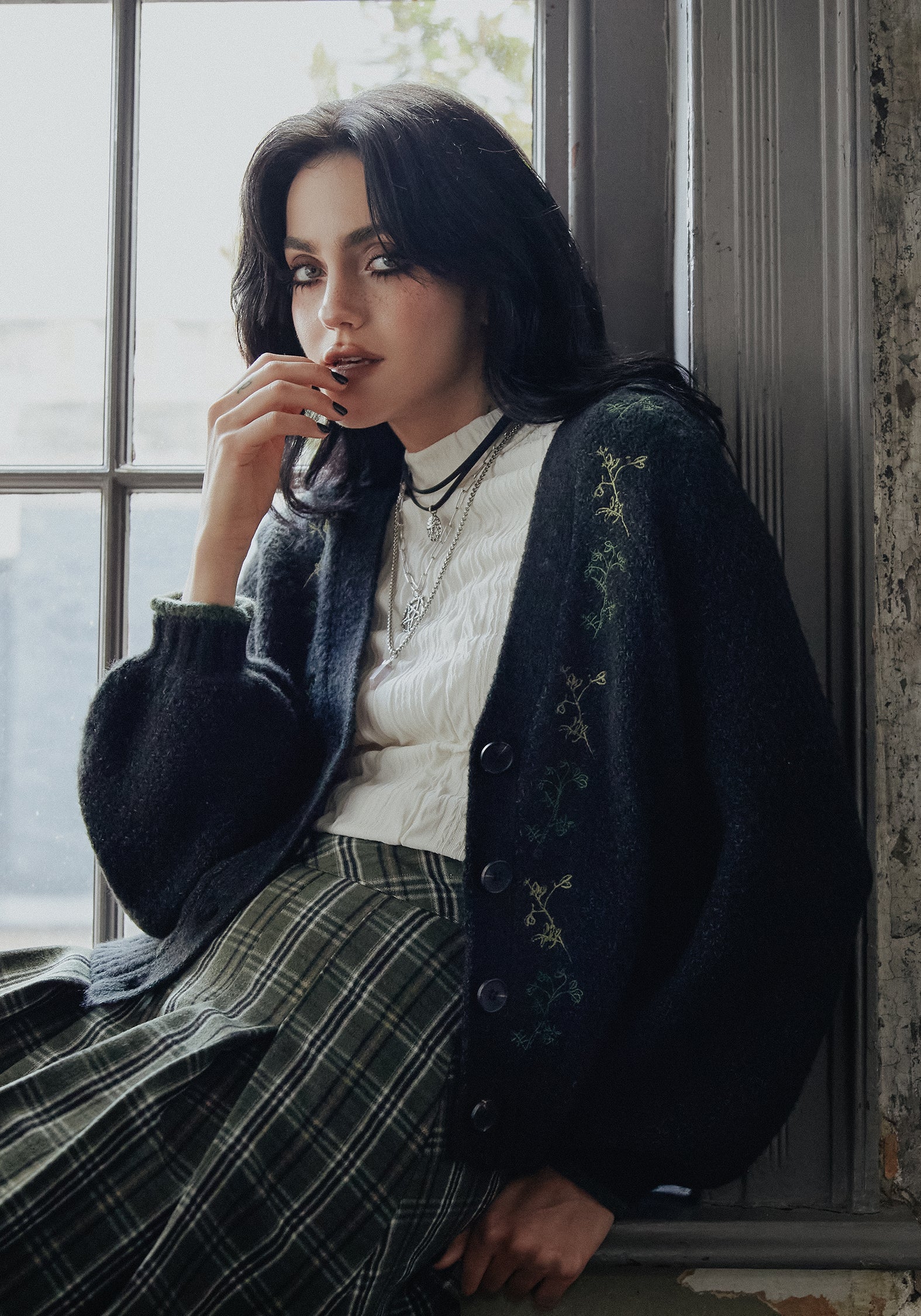 Embroidered Knit Crop Cardigan with Floral Design | Dawsonia
