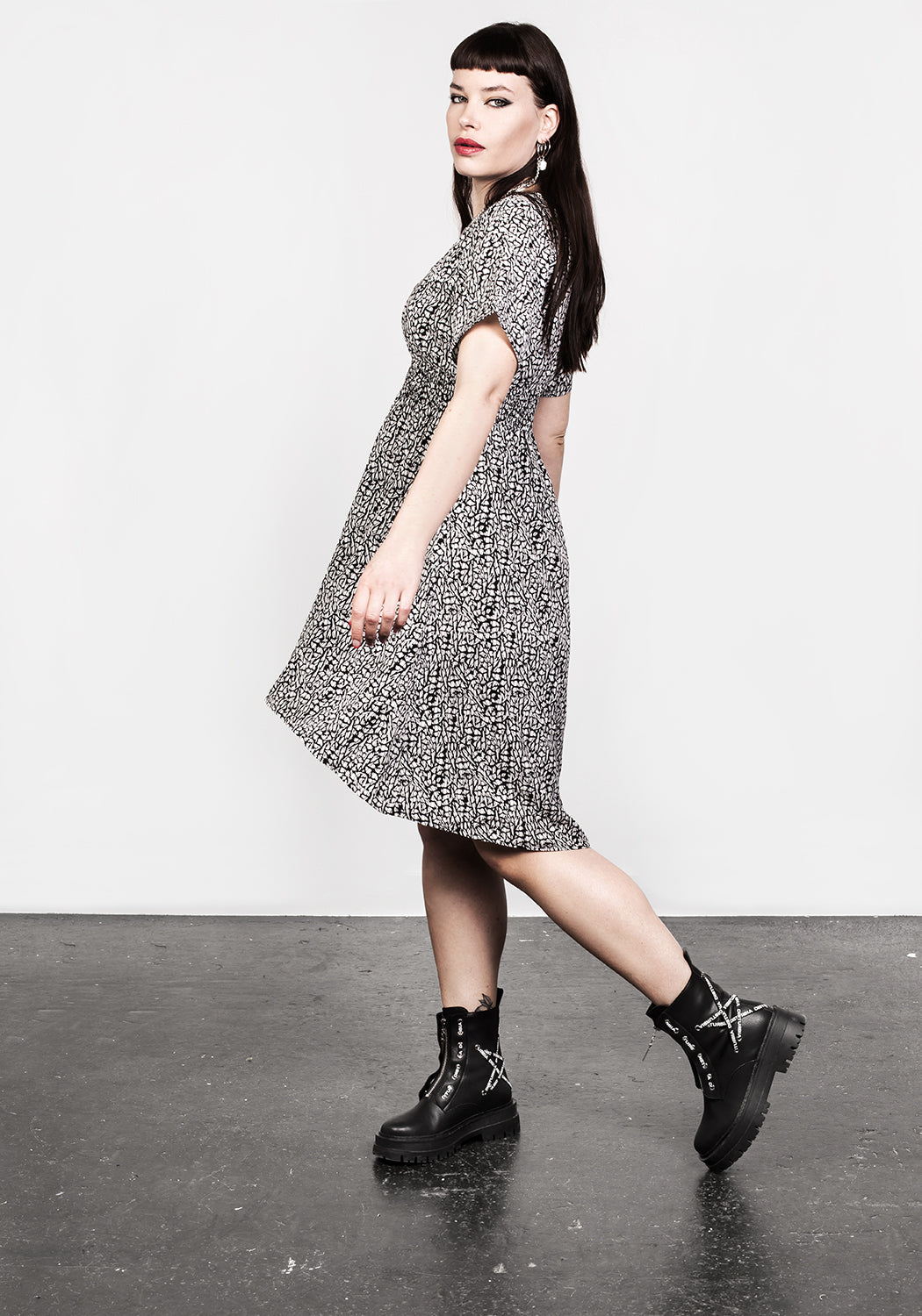 Monochrome Print Midi Dress with Elastic Waistband | Pippi