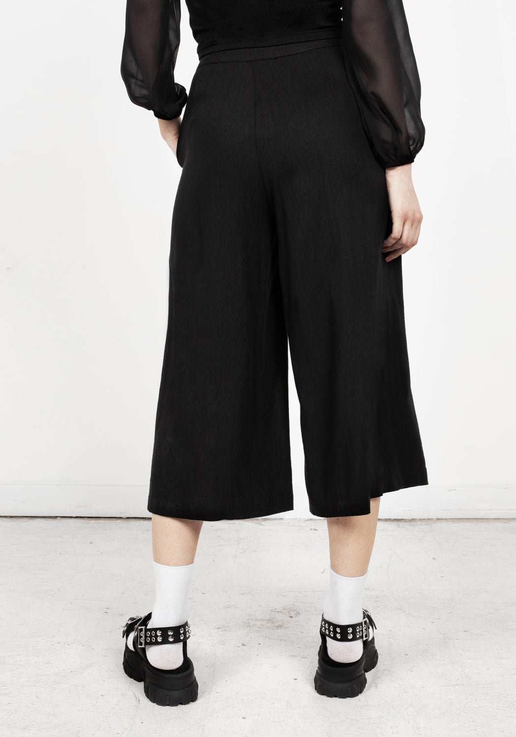 Wide-Leg Crop Trousers with High Waist & Pockets | Mildred
