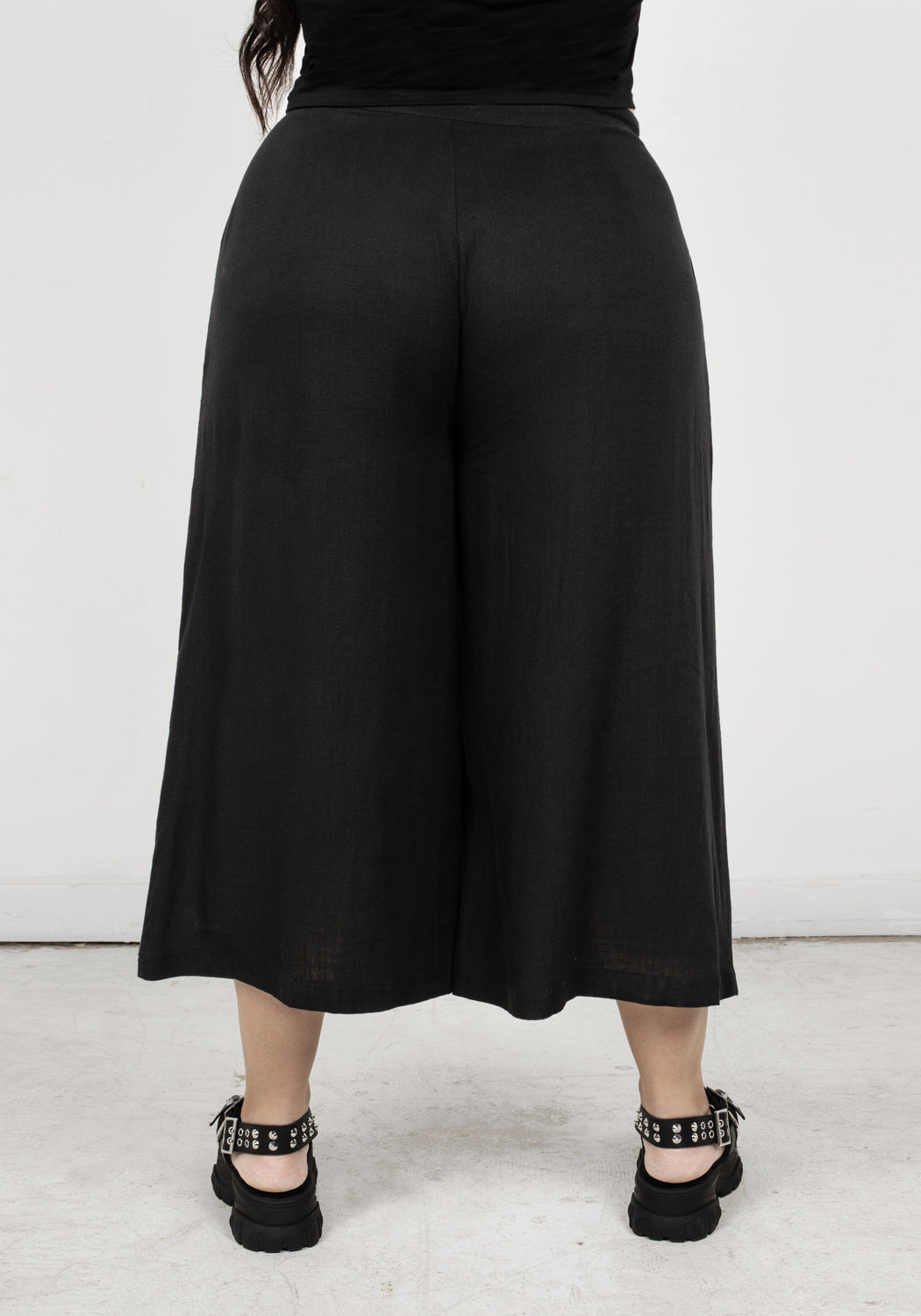 Wide-Leg Crop Trousers with High Waist & Pockets | Mildred